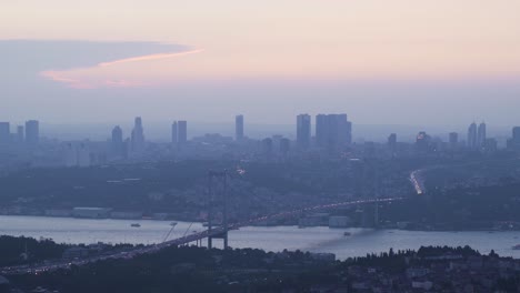 Verkehr-Auf-Der-Brücke-Von-Istanbul.-Zeitraffervideo-Zum-Sonnenuntergang.